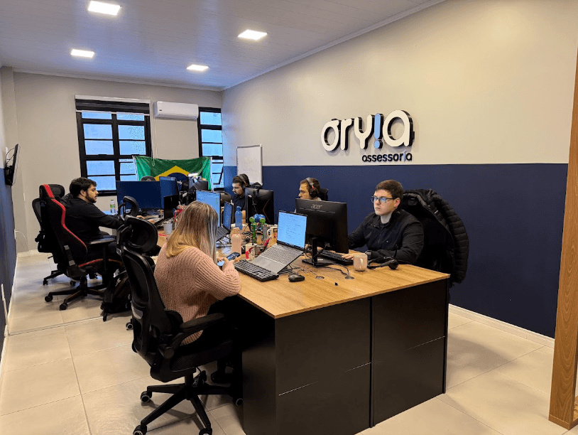 Equipe Oryia trabalhando no escritório
